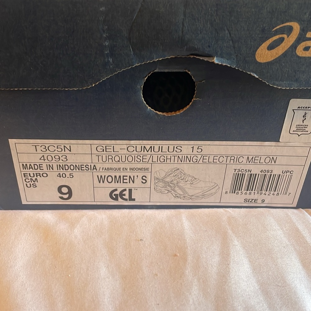 ASICS - Picture 6 of 6